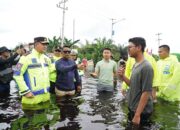 Kapolda Riau Irjen Mohammad Iqbal Terjang Banjir di Pelalawan dan Salurkan Bantuan