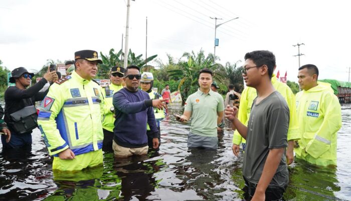 Kapolda Riau Irjen Mohammad Iqbal Terjang Banjir di Pelalawan dan Salurkan Bantuan