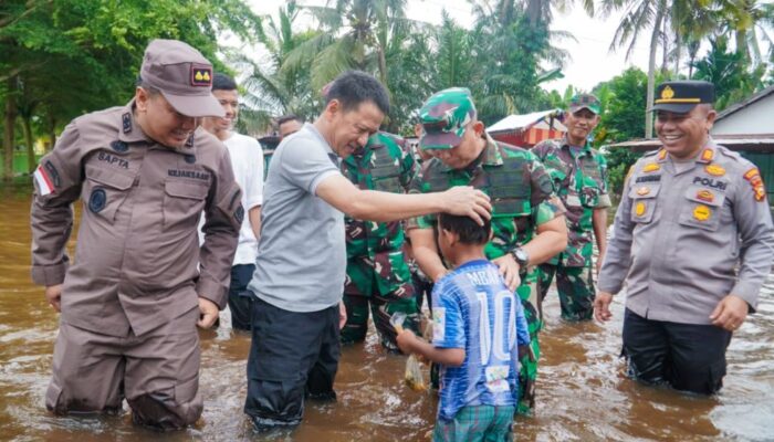 Danrem 031/WB Tinjau Langsung Warga Terdampak Banjir di Kampar