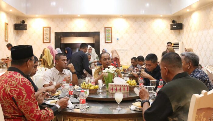 Pj. Bupati Inhil Herman Jamu Makan Malam Kasrem 031 / Wira Bima Bersama Rombongan