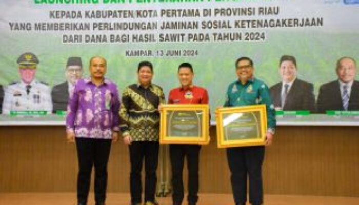 Kabupaten Kampar Terima Penghargaan dari BPJS Ketenagakerjaan