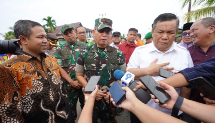 Danrem 031/ Wira Bima Dan Pj Gubernur Riau Kunjungi Lokasi Longsor Di Tembilahan