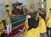 Mahasiswa dan Mahasiswi Fakultas Hukum Universitas Lancang Kuning Membersihkan Kantor Desa dan Masjid