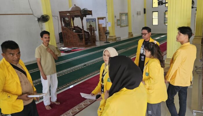 Mahasiswa dan Mahasiswi Fakultas Hukum Universitas Lancang Kuning Membersihkan Kantor Desa dan Masjid