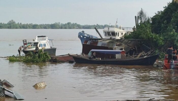 Abrasi, Sejumlah Rumah Warga di Inhil Ambruk ke Sungai