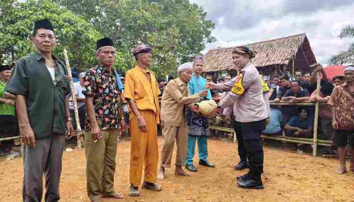 Damai Polres Inhu di “Gawai Kebatin” Warga Desa Talang Mamak