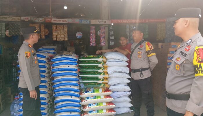 Polsek Kempas Patroli dan Pantau Harga Bahan Pokok Jelang Pilkada 2024