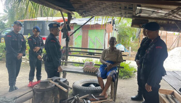 Kunjungi warga kurang mampu, Anggota Batalyon B Satbrimob Polda Riau berikan bantuan