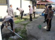 Satbrimob Polda Riau Laksanakan Bersih – bersih di Masjid dan Gereja