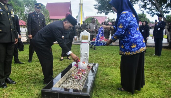 Peringati Hari Pahlawan ke-79, Pjs Bupati Bengkalis Tavip Ziarah ke Makam Pahlawan