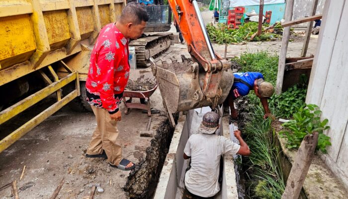 Camat Junaidi Tinjau Pembangunan Drainase di Jalan Guru Kecamatan Pangkalan Kerinci