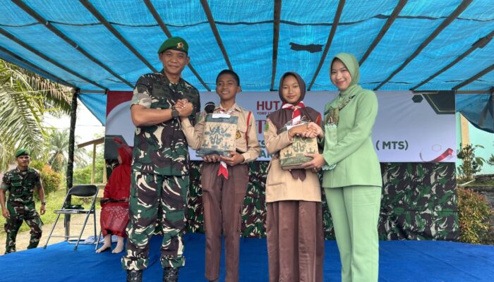 Peringati HUT ke-66, Yonif 132/BS Gelar Bakti Sosial Pembagian Seragam Sekolah
