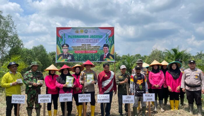 Wujud Nyata Dukungan Ketahanan Pangan, Kelompok Tani dan Bhayangkari Kempas Tanam Jagung Bersama