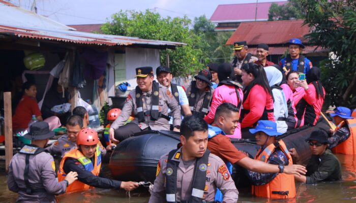 Kapolda Riau Tinjau Langsung Banjir Rumbai, Salurkan Bantuan dan Hadirkan Trauma Healing untuk Warga Terdampak