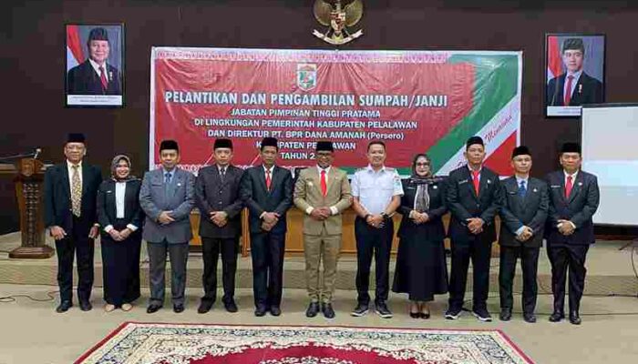 Lantik 7 Pejabat Eselon II dan Direktur Bank BPR Dana Amanah, Bupati Zukri Tegaskan untuk Kerja Keras, Cerdas dan Ikhlas