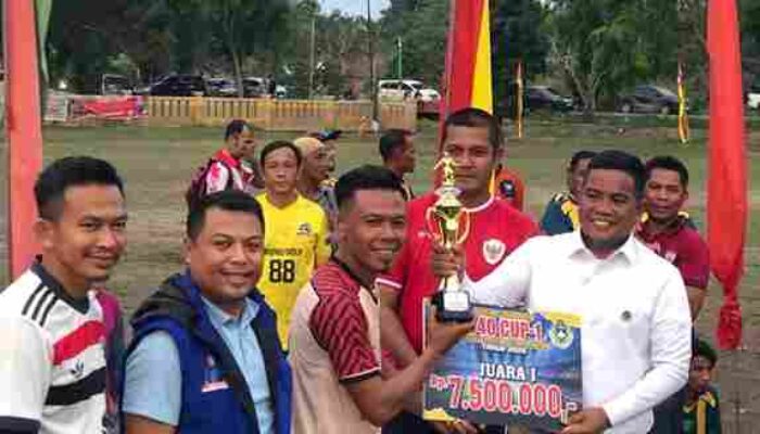 RBN FC Juara Turnamen Sepak Bola Cup I U-40 Kelurahan Pelalawan, Bupati H Zukri Serahkan Tropi Kemenangan