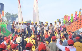 Bupati Rohil Berbaur dengan Masyarakat Tiong Hoa Dalam Even Bakar Tongkang