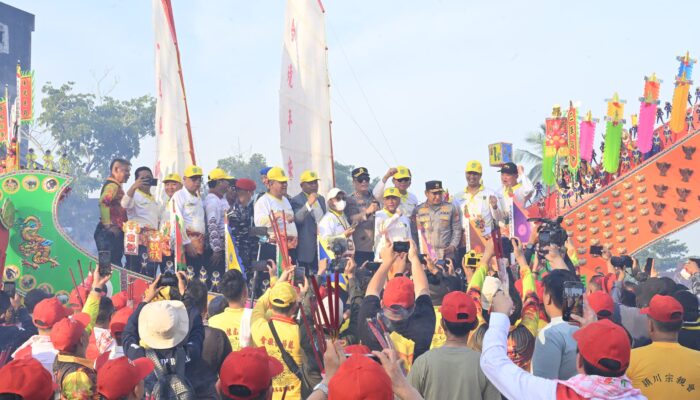 Bupati Rohil Berbaur dengan Masyarakat Tiong Hoa Dalam Even Bakar Tongkang