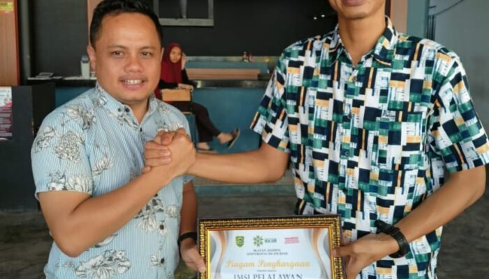 Ketum IKA UIR Serahkan Penghargaan Ke JMSI Pelalawan, Doktor Ragil: Kontribusi Media Untuk UIR