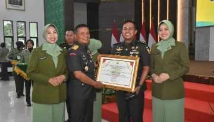 Letkol Inf Setiawan Hadi Nugroho Serahkan Estafet Kepemimpinan Kodim 0313/KPR kepada Letkol Czi Satriady Prabowo