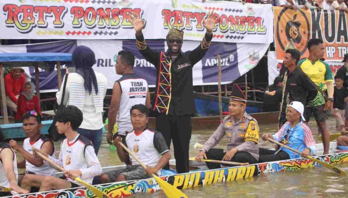 Melly Mike, Kapolda Riau dan Dikha Jajal Pacu Jalur