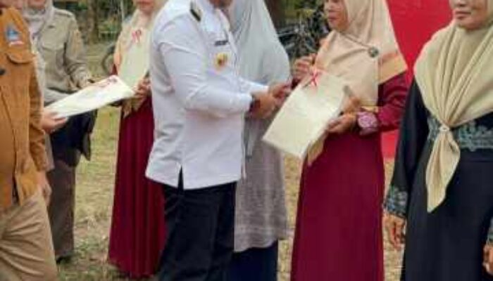 Bupati Pelalawan Serahkan Sertifikat Redistribusi Tanah 2025, Harapkan Peningkatan Ekonomi Warga ​Wujudkan Kesejahteraan