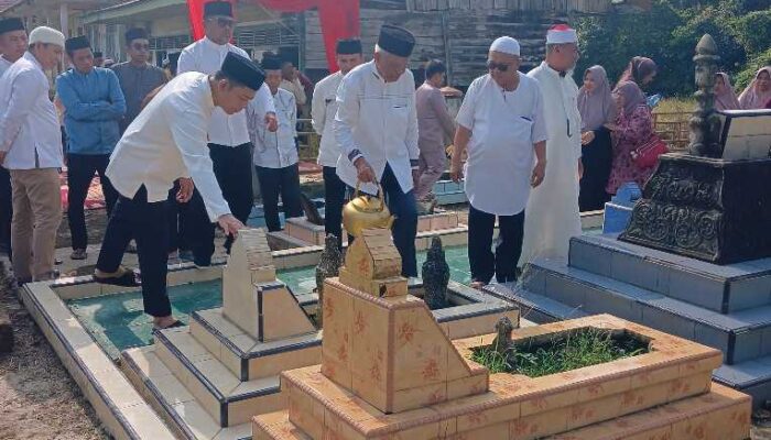 Sambut Ramadan 1447 H, Bupati Zukri Ajak Warga Kuala Terusan Perkuat Iman Lewat Ziarah Kubur