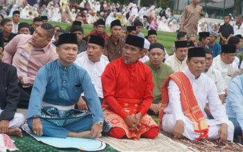 Bupati dan Wabup Pelalawan Sholat IED di lapangan Mini Soccer Pangkalan Kerinci