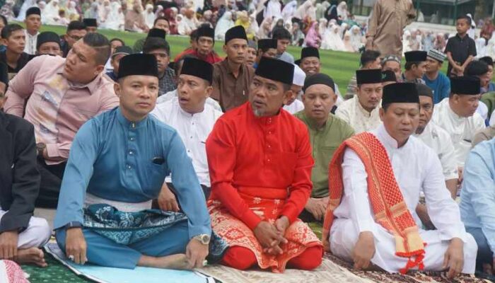 Bupati dan Wabup Pelalawan Sholat IED di lapangan Mini Soccer Pangkalan Kerinci