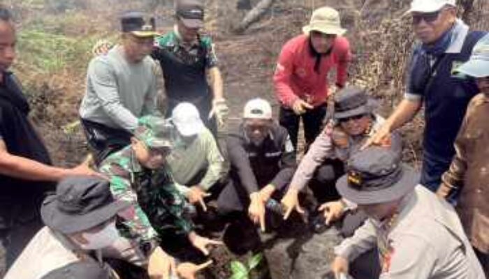 Bersama patroli terpadu, Bupati Zukri Tinjau Titik Karhutla di Desa Gambut Mutiara