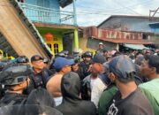 Sinergitas Brimob dan Polres Rohil Kendalikan Situasi Pasca Massa Serbu Rumah Diduga Bandar Narkoba