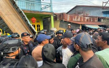 Sinergitas Brimob dan Polres Rohil Kendalikan Situasi Pasca Massa Serbu Rumah Diduga Bandar Narkoba