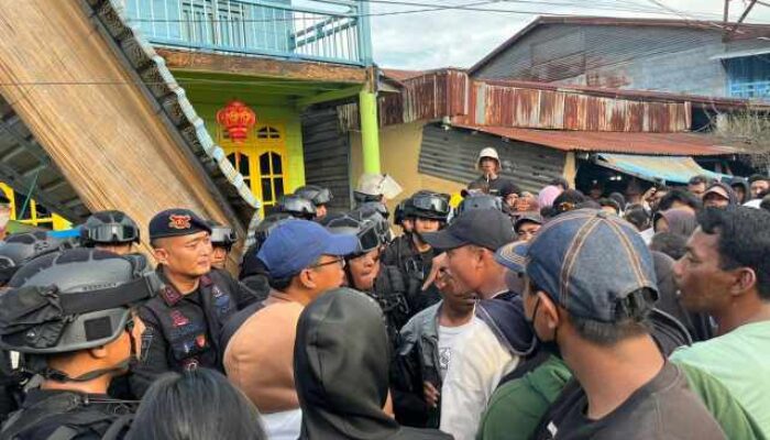 Sinergitas Brimob dan Polres Rohil Kendalikan Situasi Pasca Massa Serbu Rumah Diduga Bandar Narkoba