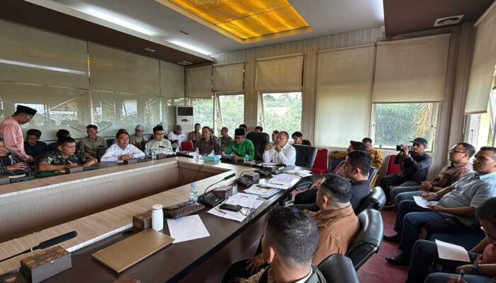 Redam Konflik Agraria, Bupati Pelalawan Perintahkan Penghentian Sementara Aktivitas di Lahan Sengketa Desa Mak Teduh