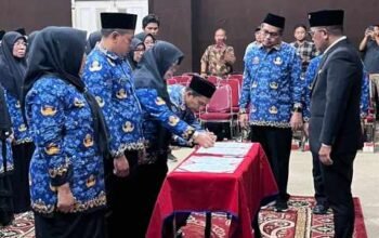 Lantik 53 Kepala Sekolah, Bupati Zukri: Tak Boleh Ada Anak Pelalawan Putus Sekolah