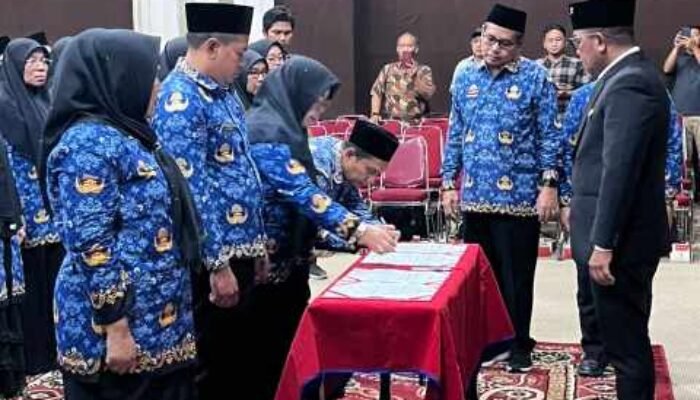 Lantik 53 Kepala Sekolah, Bupati Zukri: Tak Boleh Ada Anak Pelalawan Putus Sekolah